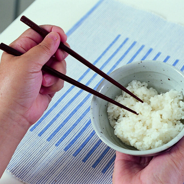 きき手と反対の手で食事をすればドカ食い防止に！