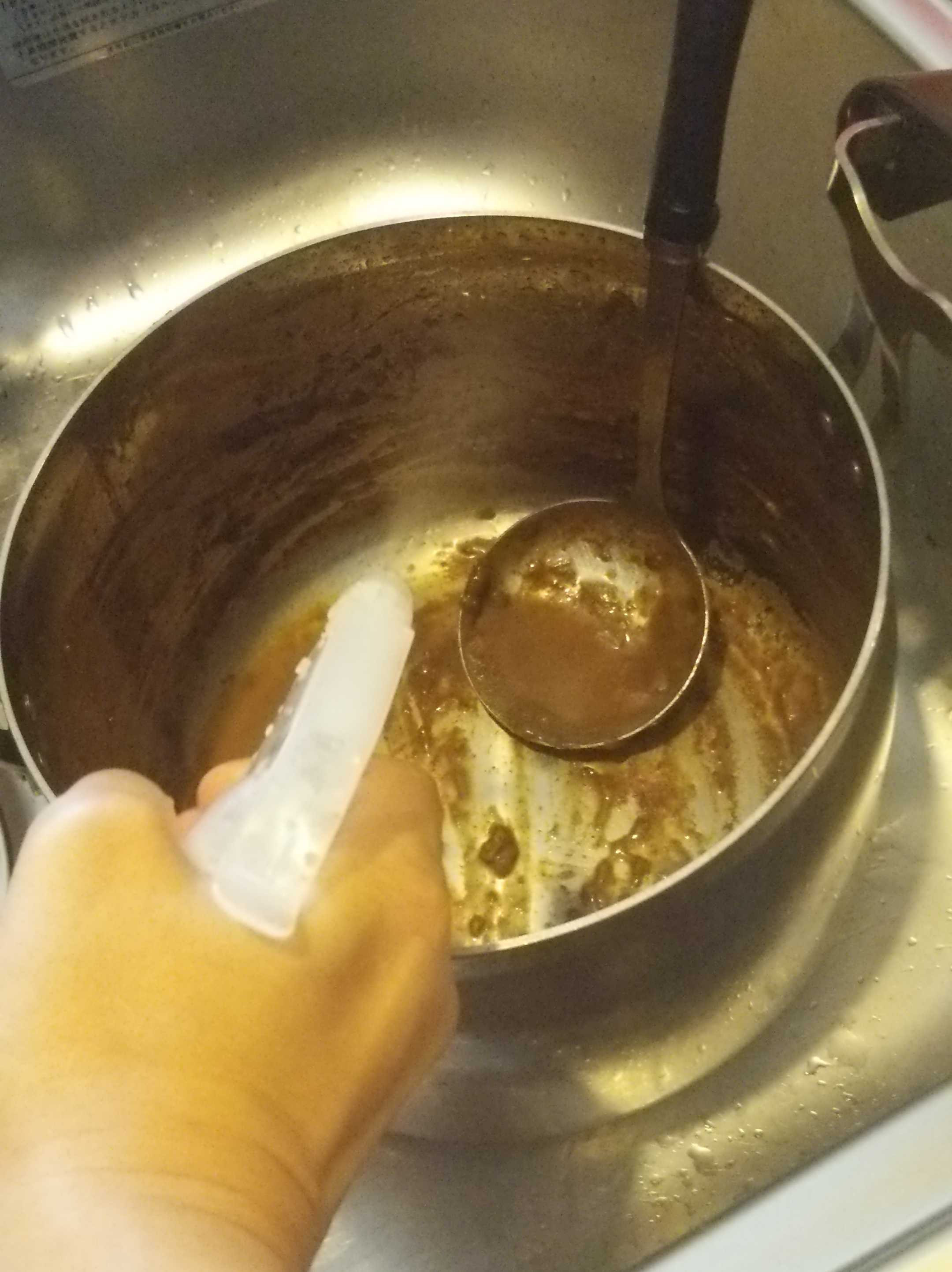 カレー鍋に、セスキ水を拭きかけます
