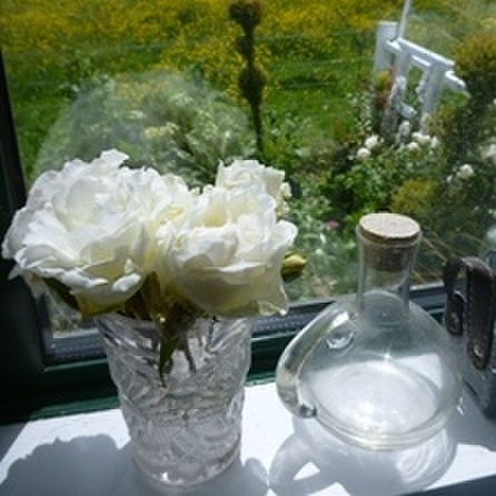 白のバラとクリスタルのワイングラス。