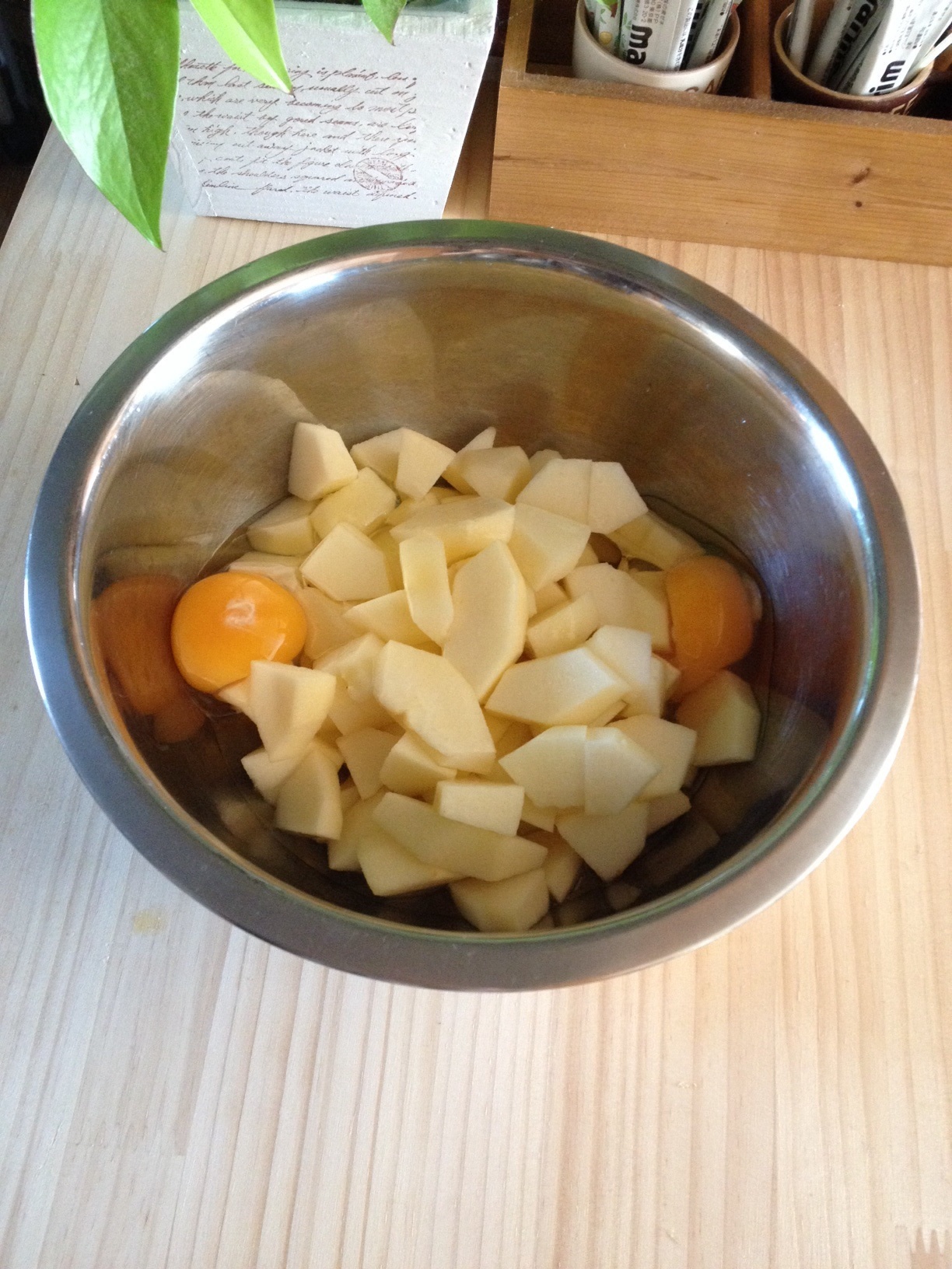 切ったりんご、卵、サラダ油を混ぜる