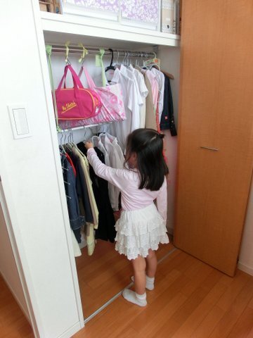 ちいさな子どもにも使いやすいクローゼットのひと工夫 暮らしニスタ ちいさな子どもにも使いやすいクローゼットのひと工夫 暮らしニスタ