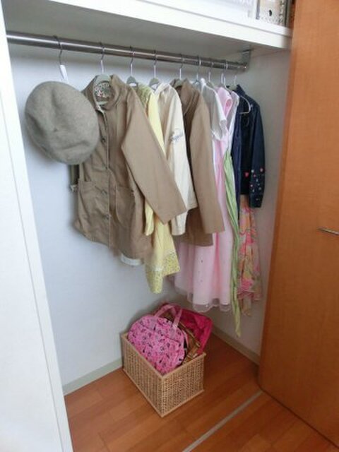 ちいさな子どもにも使いやすいクローゼットのひと工夫 暮らしニスタ ちいさな子どもにも使いやすいクローゼットのひと工夫 暮らしニスタ