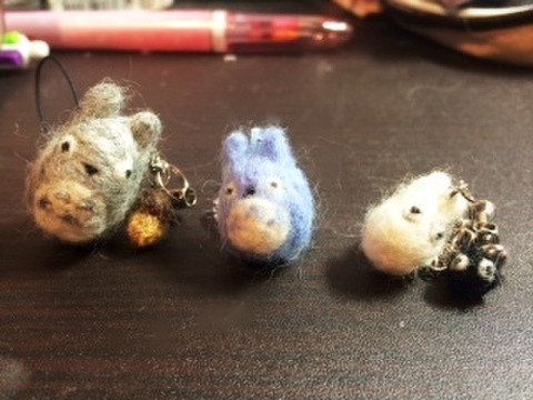 ふわふわ可愛い 毛糸で作るトトロのイアリングの作り方 暮らしニスタ
