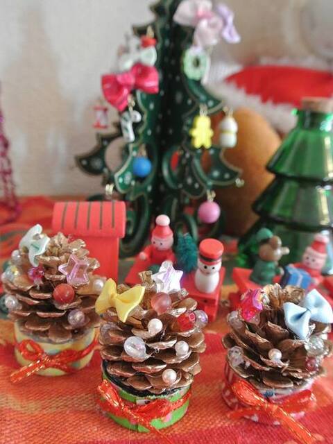 まつぼっくり ペットボトルのふたで とってもかわいいクリスマスツリー 暮らしニスタ まつぼっくり ペットボトルのふたで とってもかわいいクリスマスツリー 暮らしニスタ