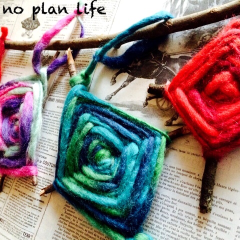 子供と工作 毛糸で簡単クリスマスオーナメントの作り方 暮らしニスタ 子供と工作 毛糸で簡単クリスマスオーナメントの作り方 暮らしニスタ