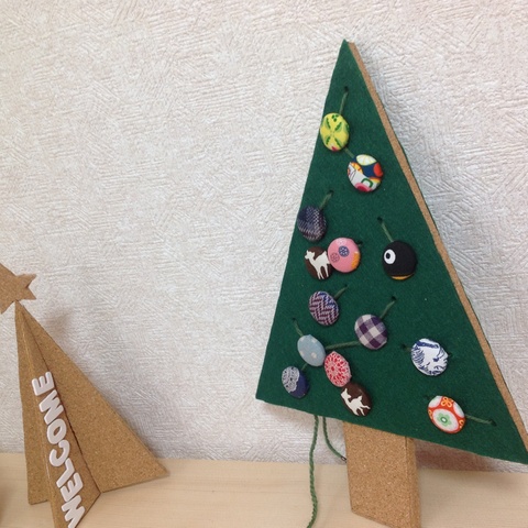 子供も喜ぶ手作り育成おもちゃ クリスマスの紐通しツリーの作り方 暮らしニスタ