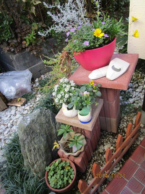 ちょっとで見栄えの良い玄関前の花壇作り 暮らしニスタ ちょっとで見栄えの良い玄関前の花壇作り 暮らしニスタ