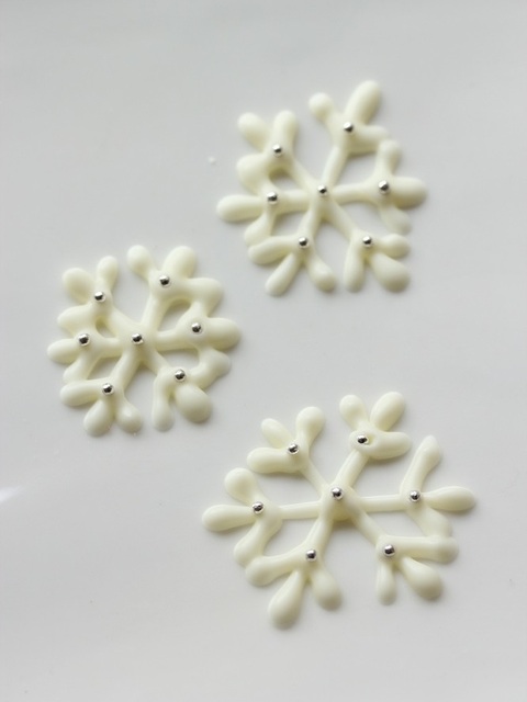 ホワイトチョコのデコペンde作る 雪の結晶 お菓子のデコに 暮らしニスタ ホワイトチョコのデコペンde作る 雪の結晶 お菓子のデコに 暮らしニスタ