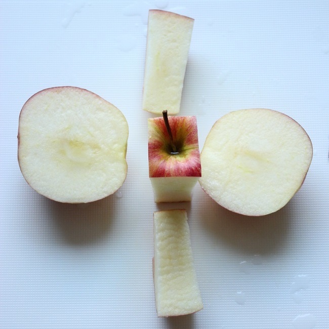 リンゴをカットします