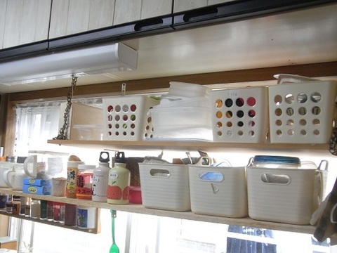 我が家の古い台所 収納力少なくて隠せない 100均バスケットに頼む 暮らしニスタ 我が家の古い台所 収納力少なくて隠せない 100均バスケットに頼む 暮らしニスタ