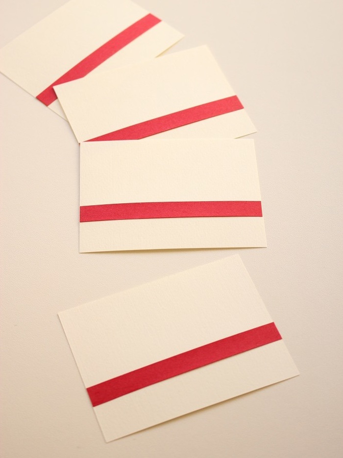 扇の箸置き②　白の画用紙の上に赤の帯を貼ります