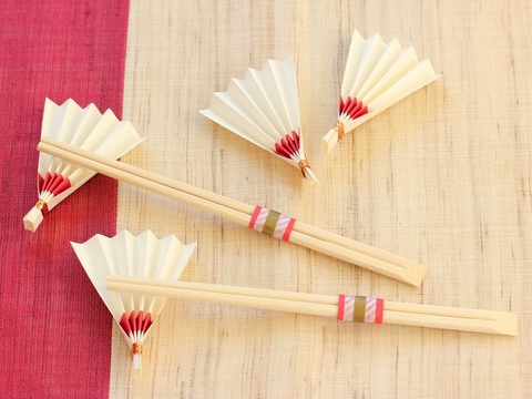 お正月用 扇の箸置き 祝い箸の帯づくり 画用紙と身近な材料で 暮らしニスタ お正月用 扇の箸置き 祝い箸の帯づくり 画用紙と身近な材料で 暮らしニスタ