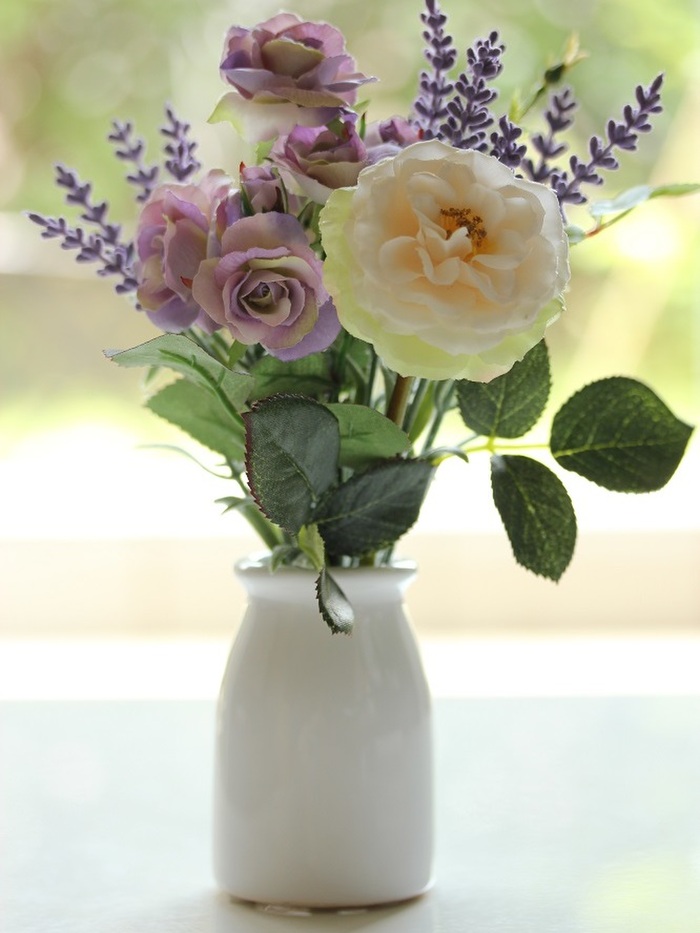 白の花瓶は季節によってお花を入れ替えています
