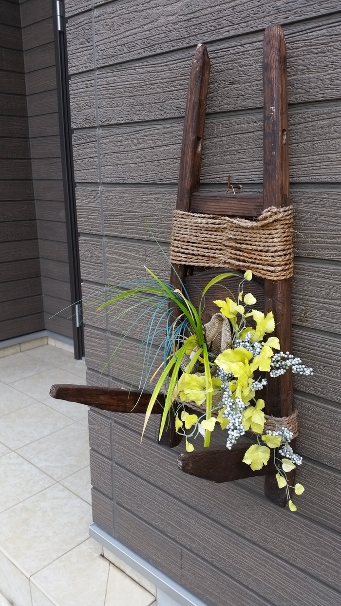 骨董市で見つけた『背負子(しょいこ)』に花を添えて玄関先に飾りました☆