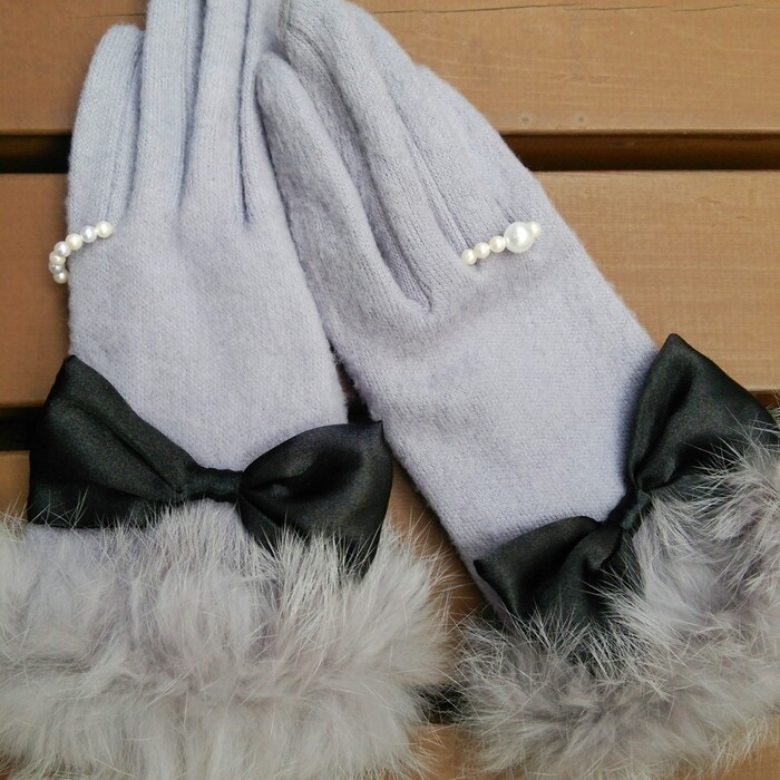 ファー手袋はリボンとパールでお嬢様風に。
