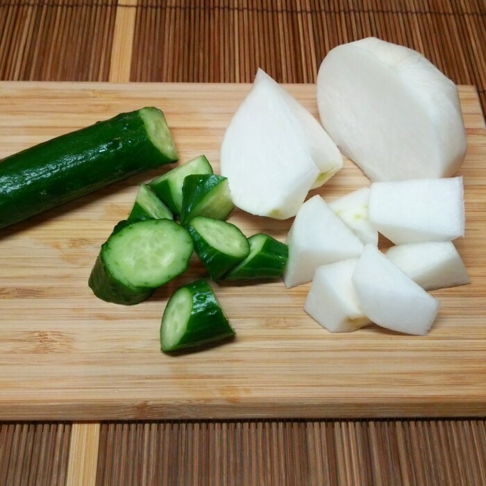 野菜を切る。