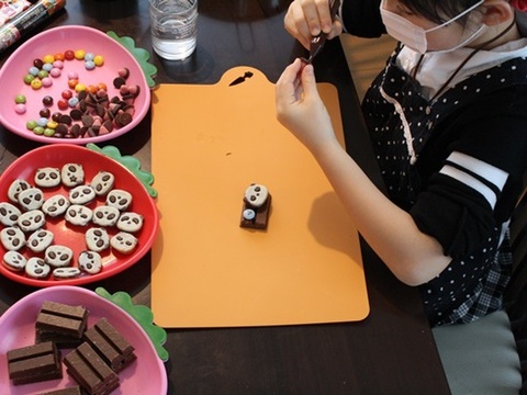 友チョコ大作戦 大量生産 簡単デコチョコ 暮らしニスタ