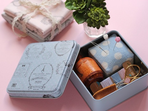 100均のかわいい缶 材料deフレンチソーイングセット 缶の活用法 暮らしニスタ