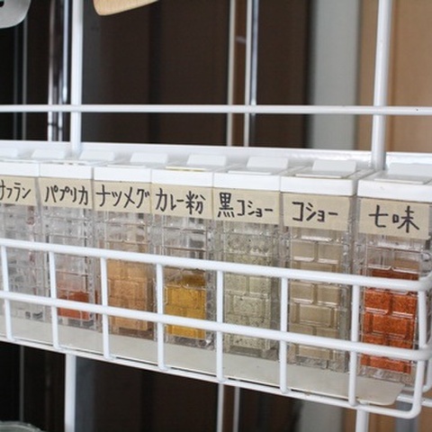揃えてスッキリ使いやすい 100均スパイスボトル 暮らしニスタ 揃えてスッキリ使いやすい 100均スパイスボトル 暮らしニスタ