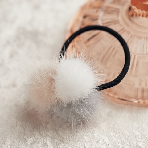 3分で完成 ふわふわファーがかわいい ヘアゴムの作り方 暮らしニスタ 3分で完成 ふわふわファーがかわいい ヘアゴムの作り方 暮らしニスタ