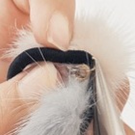 3分で完成 ふわふわファーがかわいい ヘアゴムの作り方 暮らしニスタ 3分で完成 ふわふわファーがかわいい ヘアゴムの作り方 暮らしニスタ