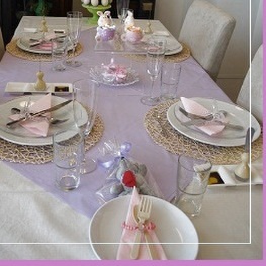 テーブルは、パープル・ピンク・ホワイトで春色