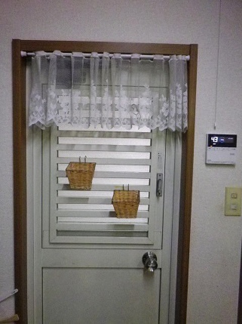 ドアクローザーを100均の突っ張り棒とカフェカーテンで目隠し 暮らしニスタ ドアクローザーを100均の突っ張り棒とカフェカーテンで目隠し 暮らしニスタ