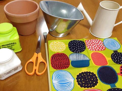 ダイソーにマリメッコをデコパージュ 失敗した個所を可愛くごまかす方法は 暮らしニスタ