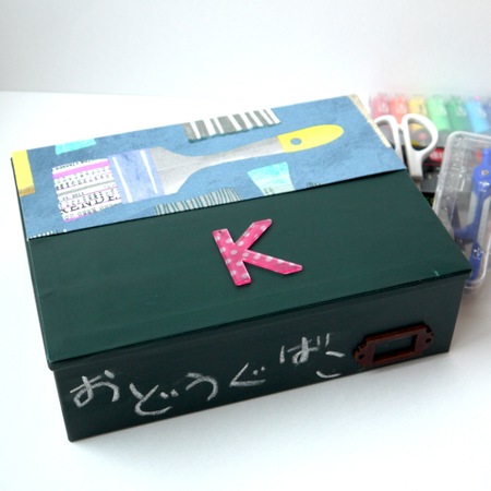 お菓子の空き缶×セリア黒板シート（緑）でお道具箱