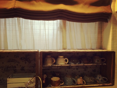 キッチン出窓をつっぱり棒とリンゴの木箱でカフェ風に 暮らしニスタ キッチン出窓をつっぱり棒とリンゴの木箱でカフェ風に 暮らしニスタ