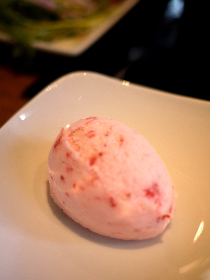 最期に、デザートの苺のアイス～♪