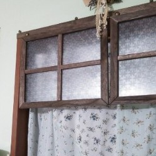 ダイソーの工作材とセリアのすりガラス風シートで窓枠