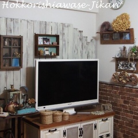 梁を生かしてレンガ柄の壁紙 板壁設置で雑貨を生かす 暮らしニスタ 梁を生かしてレンガ柄の壁紙 板壁設置で雑貨を生かす 暮らしニスタ