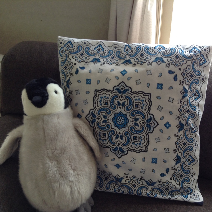 100均バンダナで作る簡単可愛いクッションカバー 暮らしニスタ 100均バンダナで作る簡単可愛いクッションカバー 暮らしニスタ