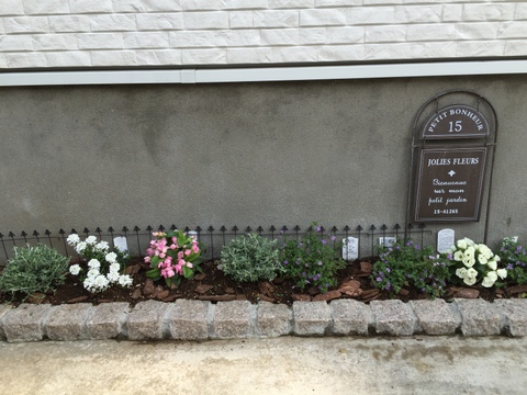 セリアのガーデンフェンスで花壇を可愛く 暮らしニスタ セリアのガーデンフェンスで花壇を可愛く 暮らしニスタ