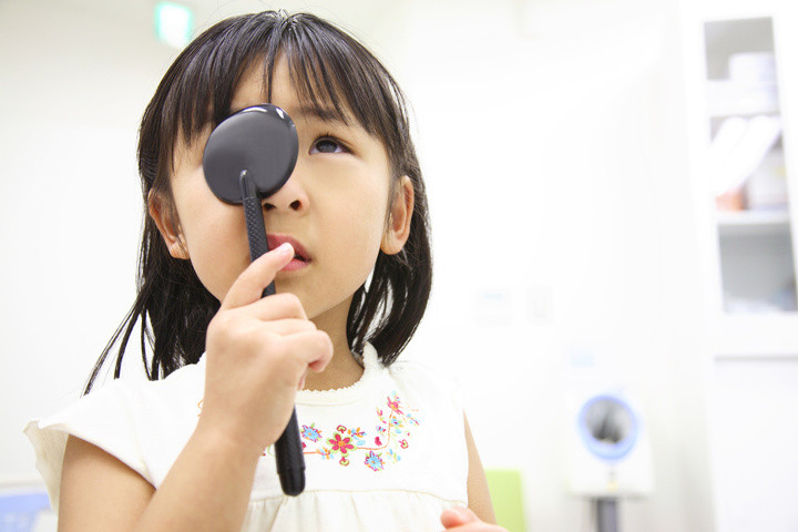 見逃すと怖い子どもの「遠視」 放置すると脳がサボり出す!?
