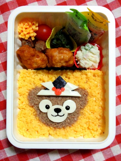 こどもの日に 簡単 可愛い ダッフィーそぼろ弁当 暮らしニスタ