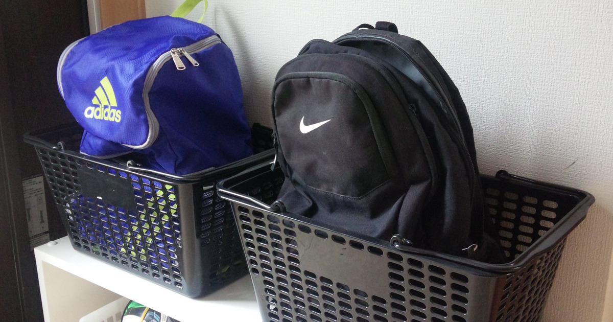 手作りの棚と100均ﾌﾟﾗｶｺﾞで子供のサッカー用品を収納 暮らしニスタ