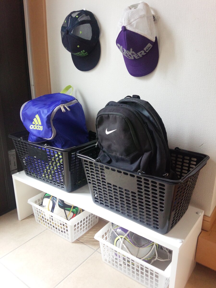 手作りの棚と100均プラカゴで子供のサッカー用品を収納 暮らしニスタ 手作りの棚と100均プラカゴで子供のサッカー用品を収納 暮らしニスタ