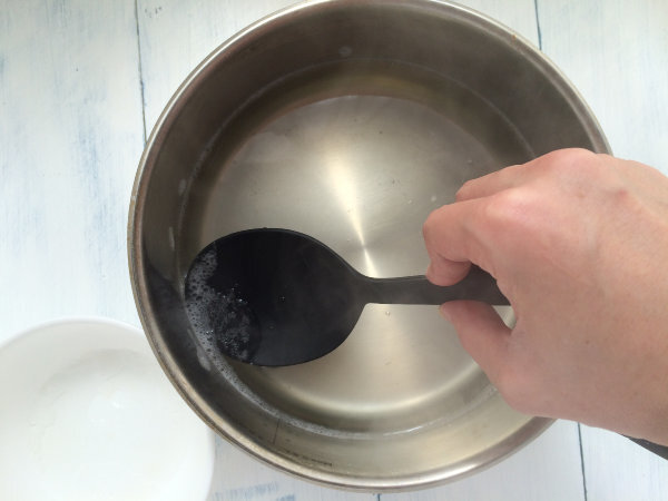 ２・昆布を取り出し、水を鍋に移して沸騰させる　