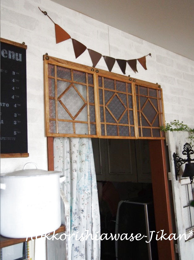 超簡単☆100均材料で作るカフェ風レトロな飾り窓｜ショップのアイデア