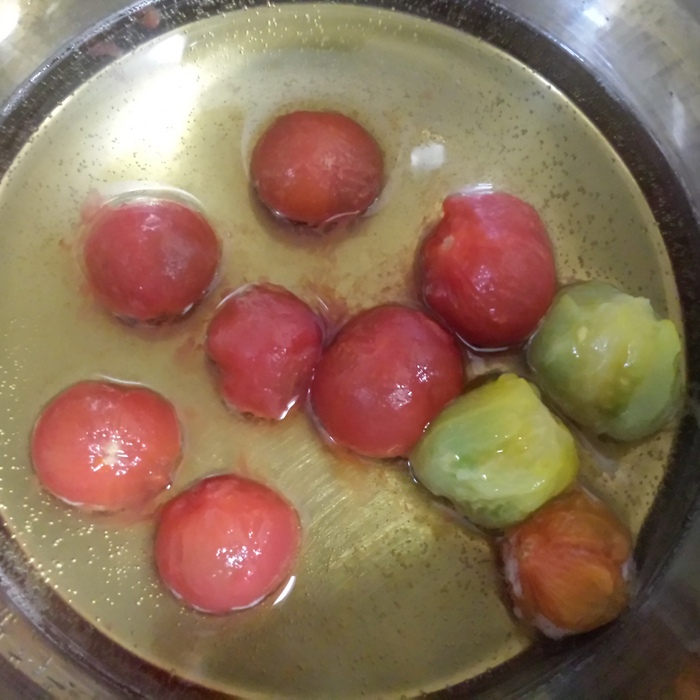 トマトを煮てゼラチンを溶かす