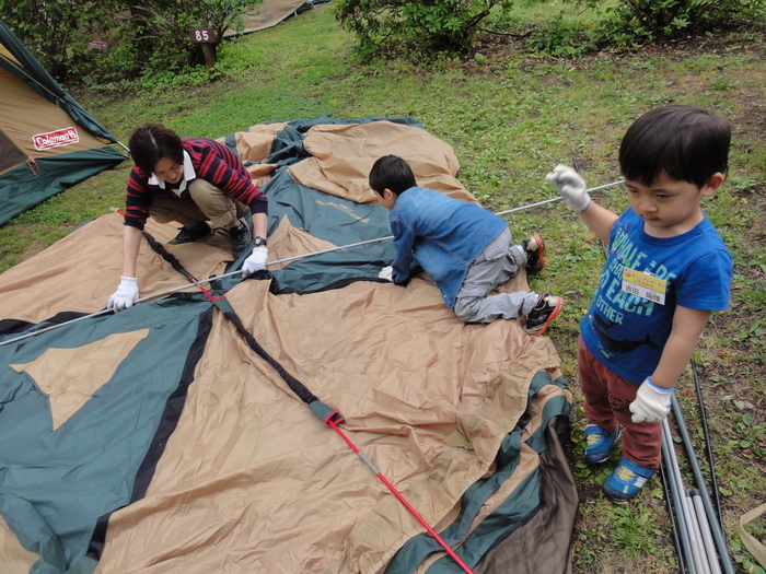 子供たちもテント張りに挑戦！