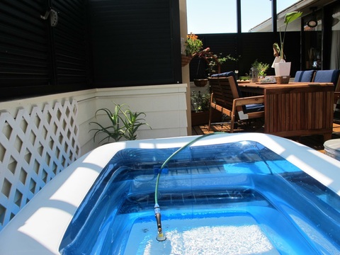 ウッドスタイルの部分にいろんな小物や照明 観葉植物でオシャレな本格派カフェを演出 暮らしニスタ