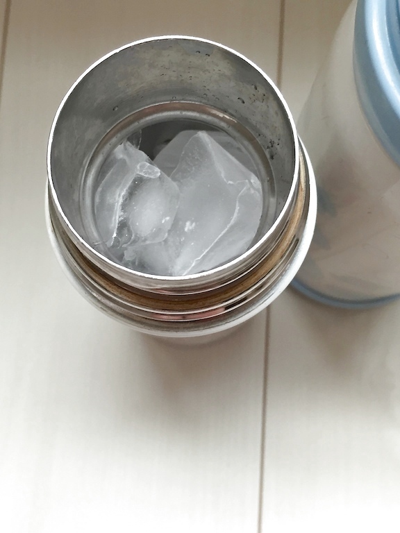 保冷用魔法瓶に氷をたっぷり入れる