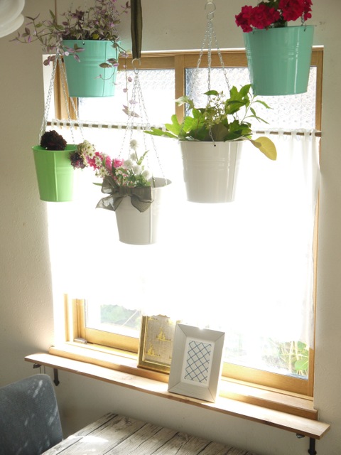 ikeaのハンギングプランターで窓辺を華やかに 暮らしニスタ ikeaのハンギングプランターで窓辺を華やかに 暮らしニスタ