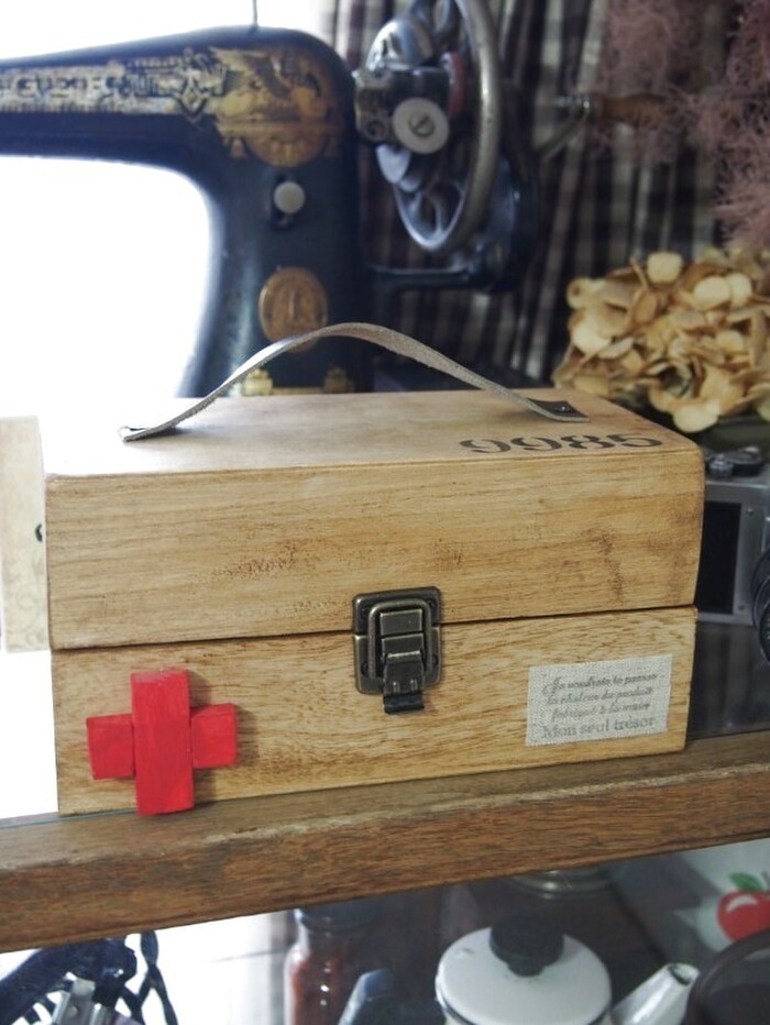 ダイソー木箱２つでアンティーク風遊び心のある救急箱を♪