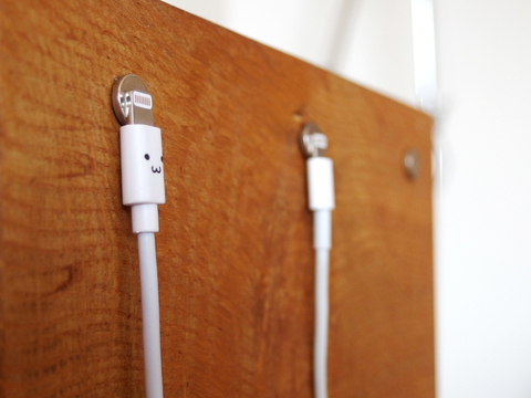 絡まない すぐ見つかる ネオジム磁石でiphoneのケーブルを整理 暮らしニスタ 絡まない すぐ見つかる ネオジム磁石でiphoneのケーブルを整理 暮らしニスタ