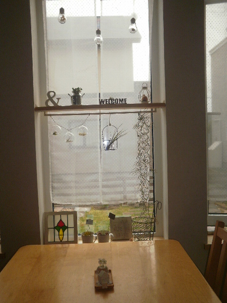窓辺をちょこっとDIYでカフェ風コーナーを♪