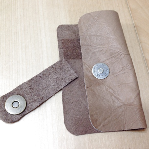はぎれの革で 縫わずに簡単スマホカバー 作り方 暮らしニスタ